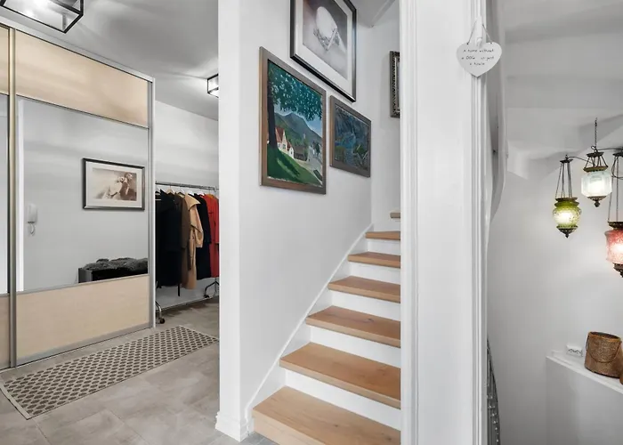 Historic Townhouse I With Rooftop & Free Parking Берген