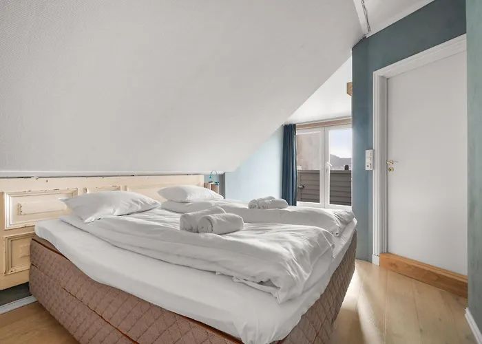 Historic Townhouse I With Rooftop & Free Parking Берген