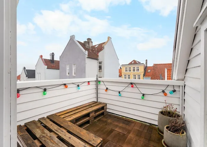 Апартаменты Historic Townhouse I With Rooftop & Free Parking Берген