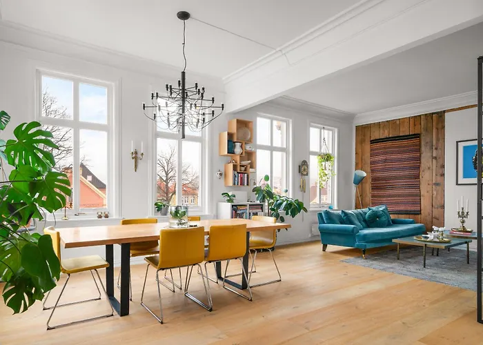 Апартаменты Historic Townhouse I With Rooftop & Free Parking *