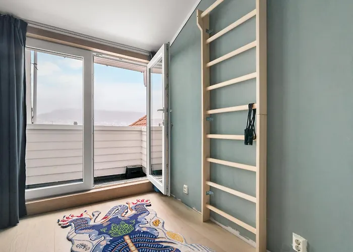 Historic Townhouse I With Rooftop & Free Parking Берген