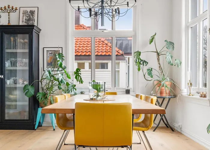 Historic Townhouse I With Rooftop & Free Parking Берген